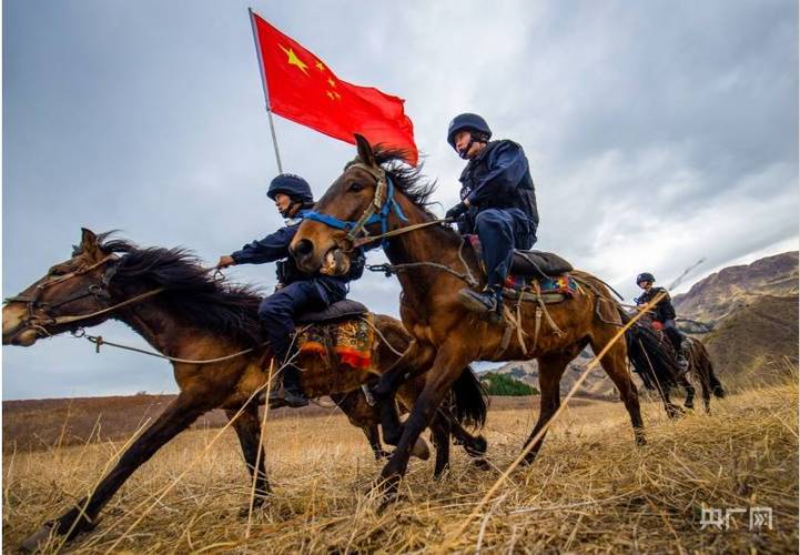 马背上长大是什么体验牧民举国旗策马奔腾图片中国有什么地方能骑马 五菱宏光