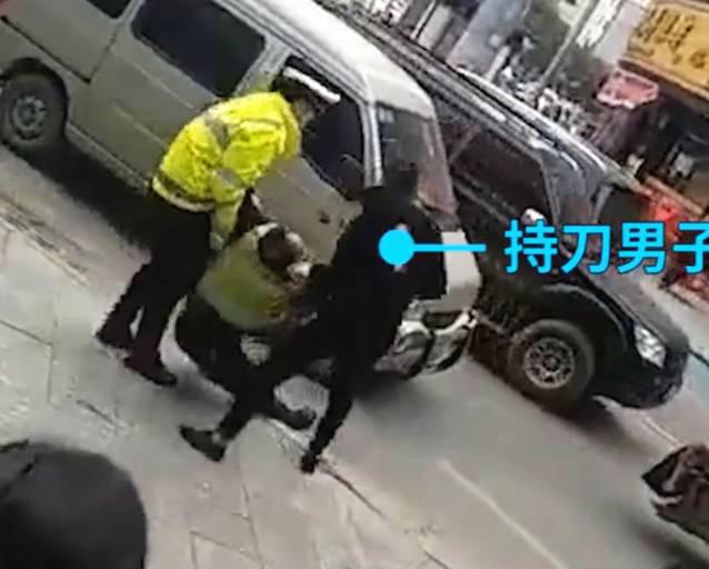 交警截查三轮车，反遭车主叫来的人刺颈倒地，你怎么看闯红灯摩托撞倒辅警怎么处理如何看待曾春亮被抓获 五菱宏光