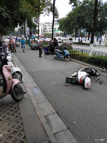 骑电动车在路上遭碰瓷怎么办三人骑电动车被车撞沧州电动车碰瓷为什么还没有后续